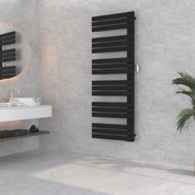 Design Badheizkörper Eos 2 in Schwarz – eleganter Heizkörper für Badezimmer mit effizienter Wärmeabgabe und stilvollem Look.