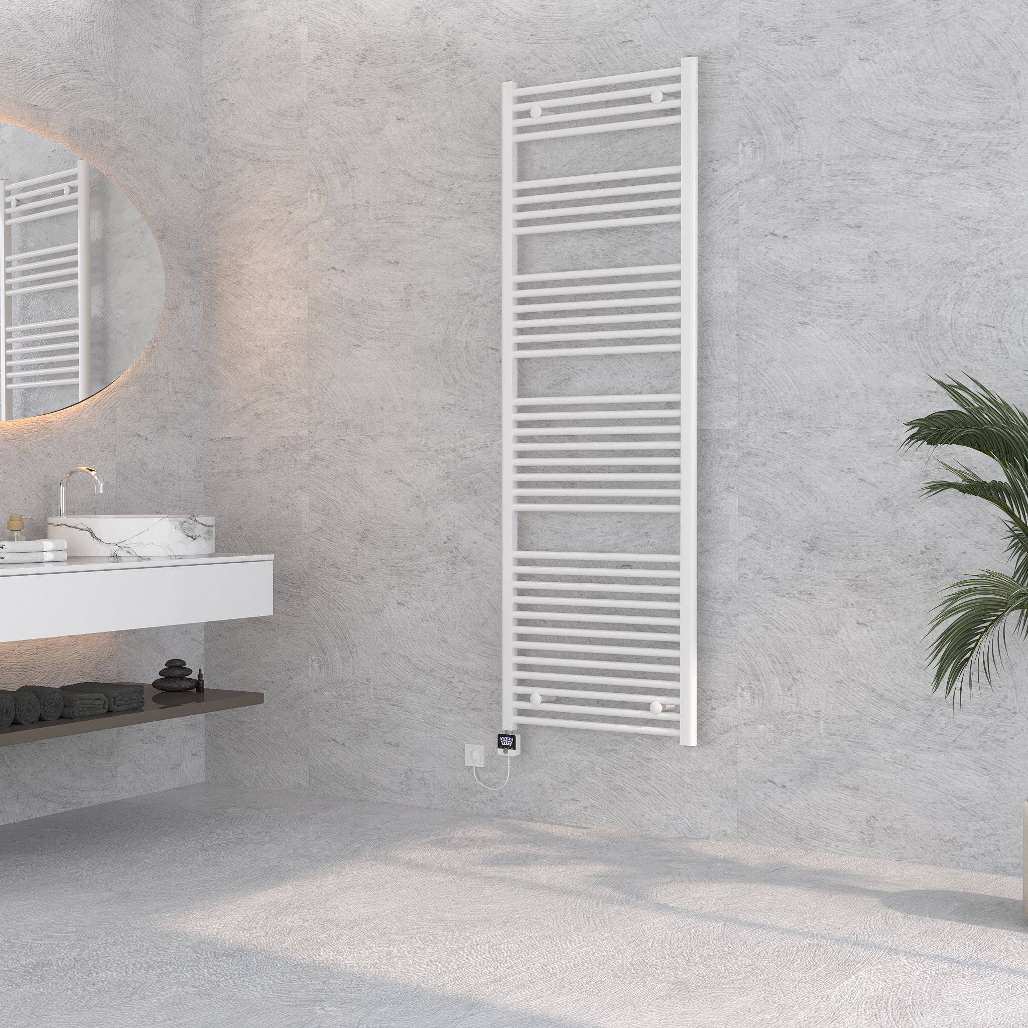 Weißer Elektro-Handtuchheizkörper Hera im stilvollen Badezimmer. Platzsparendes Design mit Seitenanschluss für effiziente Wärme und Handtuchtrocknung.