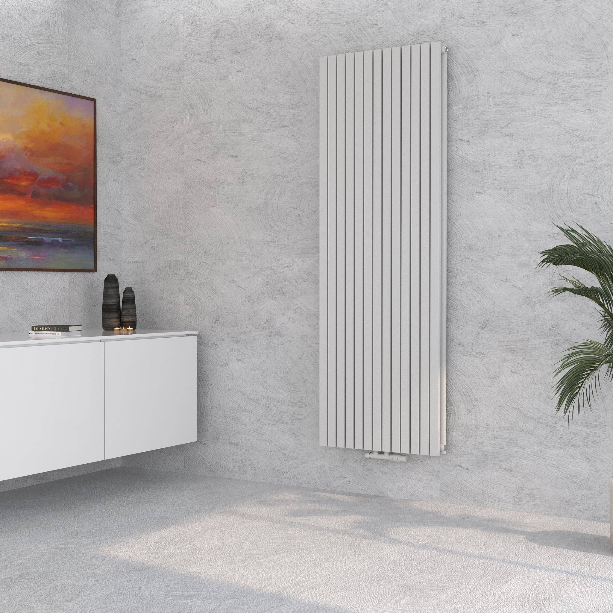 Demeter V Paneelheizkörper in Weiß, vertikal an grauer Wand neben Sideboard im Wohnraum montiert